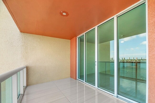 Building Photo - 2650 Lake Shore Dr