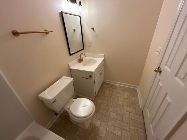 Building Photo - Updated 2 Bed | 2.5 Bath Townhouse in Clayton