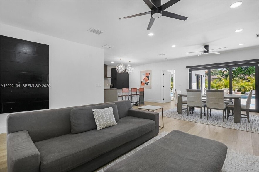 Building Photo - 811 NE 17th Ct