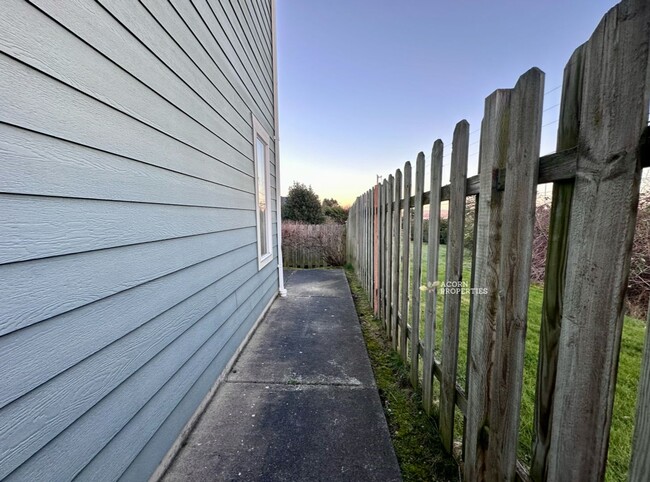Building Photo - 915 SW Kimball Dr