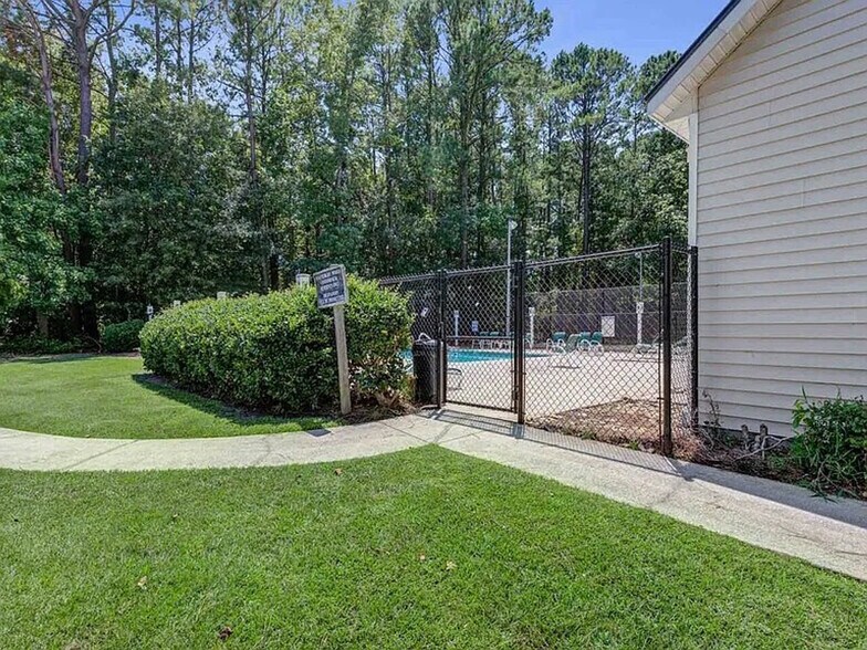 Building Photo - 905 Burnley Rd