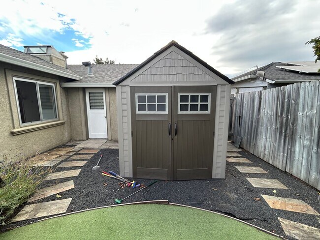 Building Photo - Spacious 3 Bed/1.5 Bath Home Located in He...