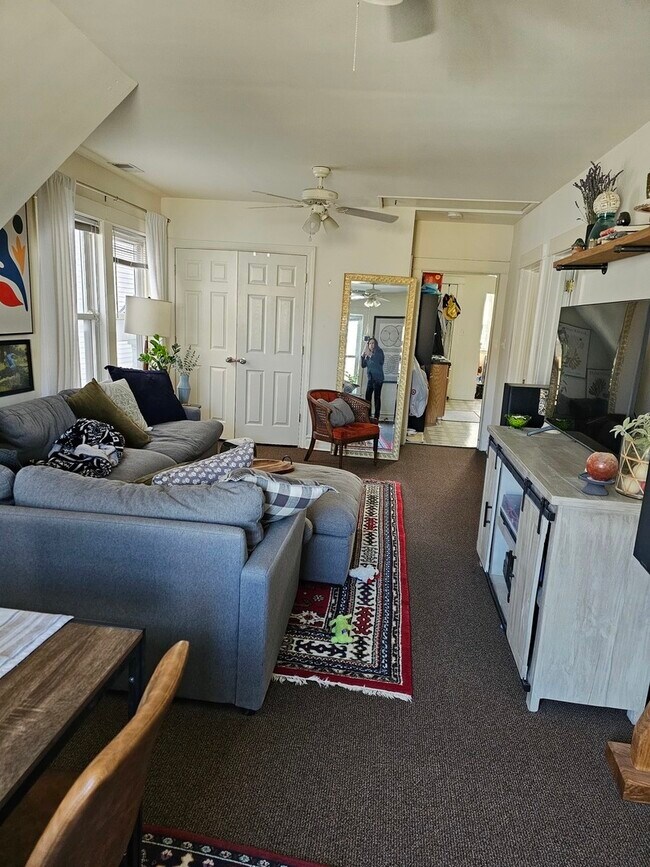 Building Photo - 3040 N Clybourn Ave