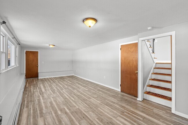 Building Photo - 8 Kings Rd