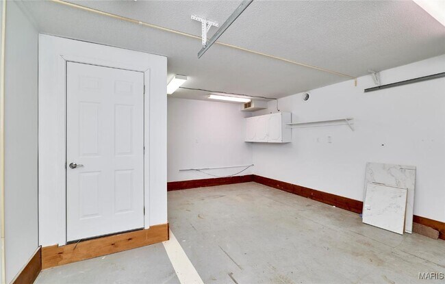 Building Photo - 157 S Kings Rd