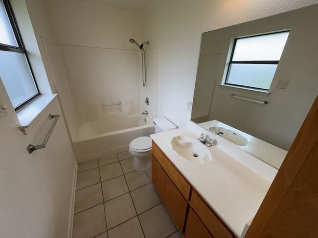 Building Photo - 2807 Edgefield