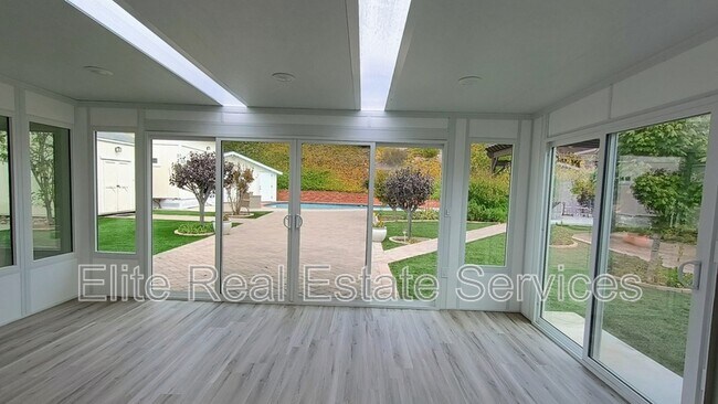 Building Photo - 255 Camino Del Cerro Grande