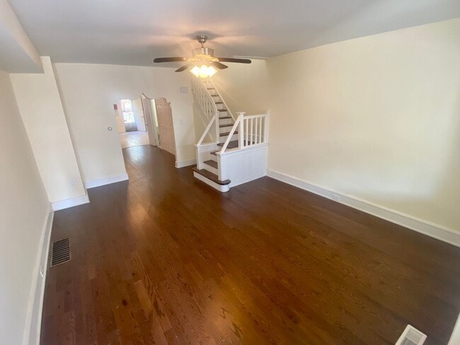 Building Photo - Newly Renovated 4BED 1.5BTH / Stainless Steel Appliances & Washer/Dryer Hookup!