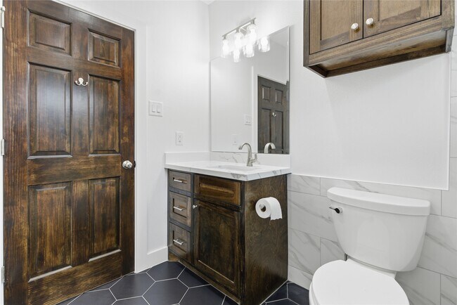 Building Photo - 430 N Hutcheson St