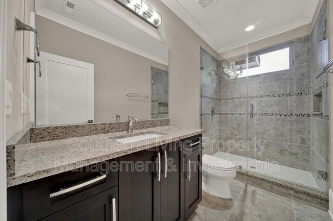 Building Photo - 2011 Sharon Ave