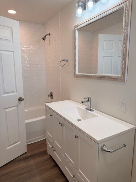 Building Photo - 140 Village Dr