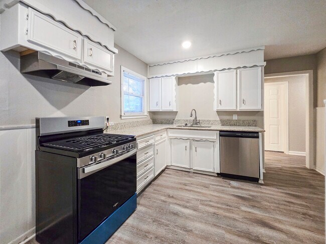 Building Photo - 601 Brookfield Dr