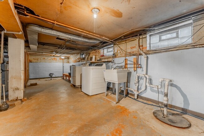 Building Photo - 3635 N Oconto Ave