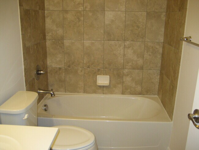 Building Photo - 360 Spring Hill Pl