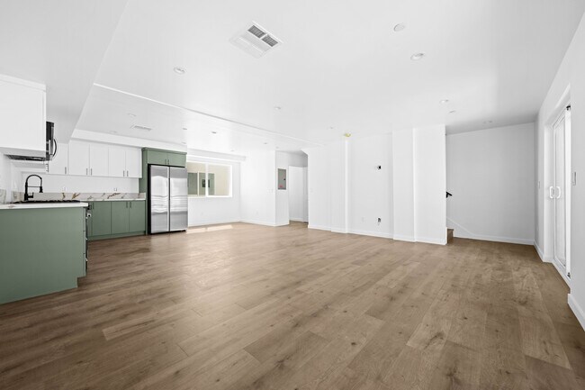Building Photo - 6830 Hazeltine Ave