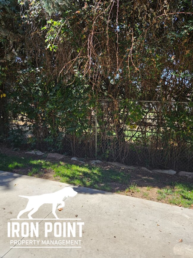 Building Photo - 3/2.5 in Boise-2 Car Garage, Fireplace, Vaulted Ceilings, Landscaping Included.
