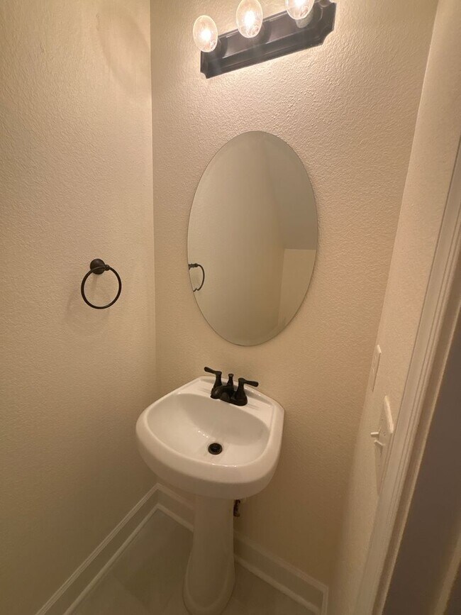 Building Photo - Spacious 4-Bedroom Home Near Base – No Tun...