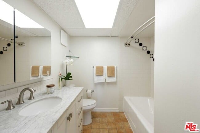 Building Photo - 10535 Wilshire Blvd