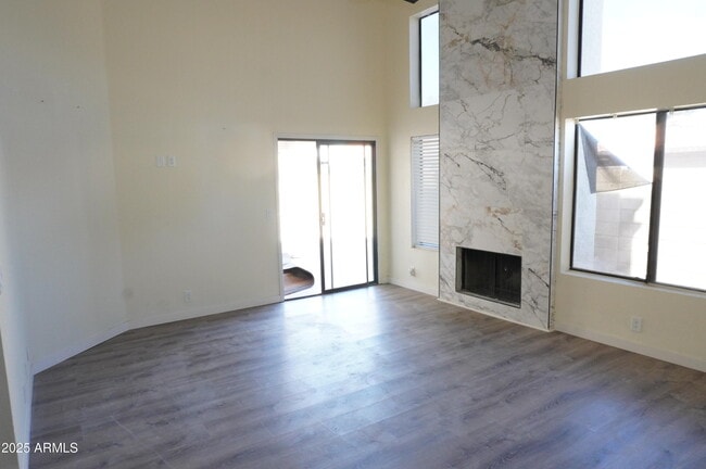 Building Photo - 4024 E Hiddenview Dr