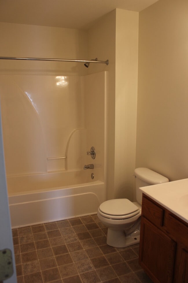 Building Photo - 3 Bedroom, 2.5 Bathroom Duplex for Rent with unfinished walkout basement