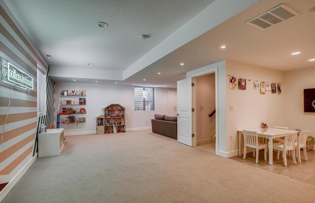 Building Photo - Executive & Modern 5BR/4BA Luxury Home. MO...