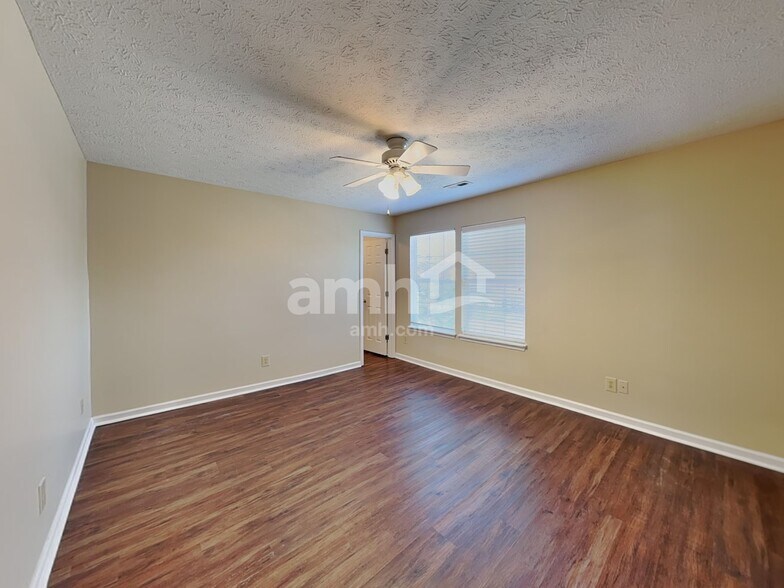 Building Photo - 529 Austrian Way