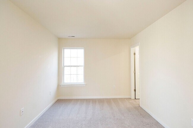 Building Photo - Pet-Friendly Home with Fenced Yard in Reedy Creek