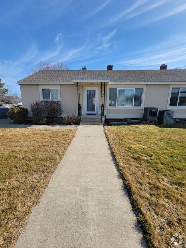 Building Photo - Charming Duplex with Basement and Fenced Y...