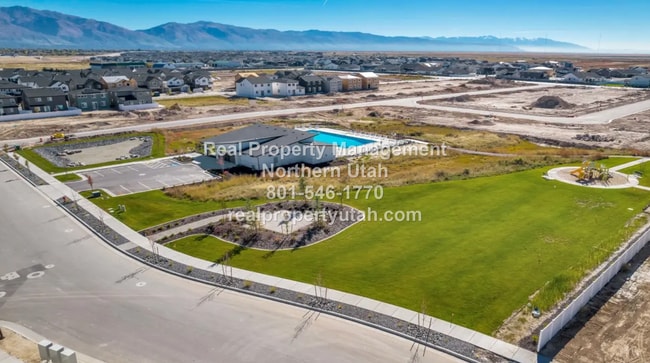 Building Photo - Stunning 4 Bedroom 2.5 Bath Home in Syracuse