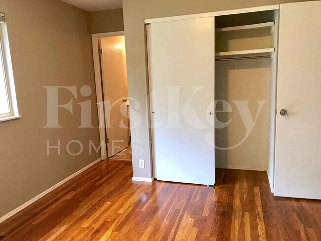 Building Photo - 1983 Greenheath Dr