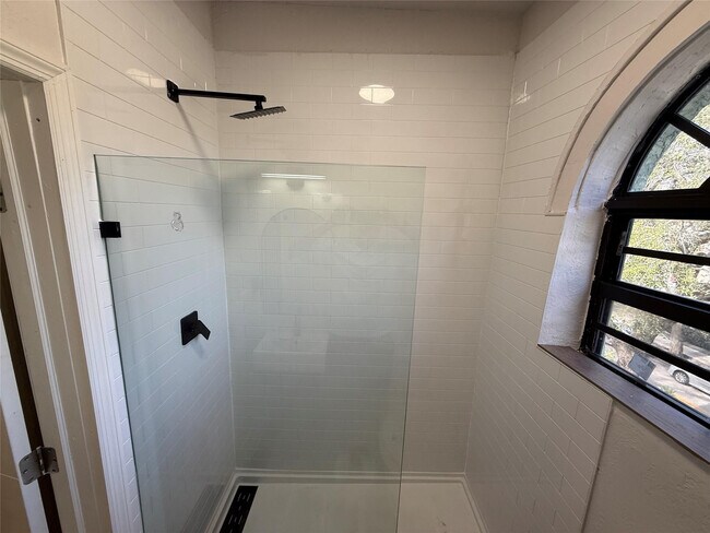 Building Photo - 2000 Jefferson St