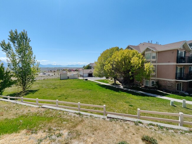 Building Photo - Charming 3-Bed, 2-Bath Condo - Two Weeks F...