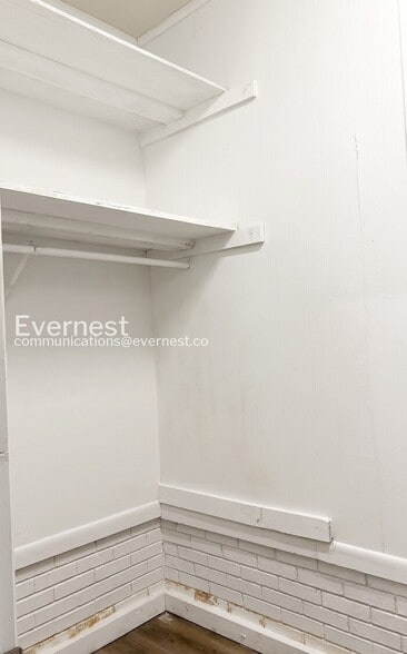 Building Photo - 203 Pinetree Dr