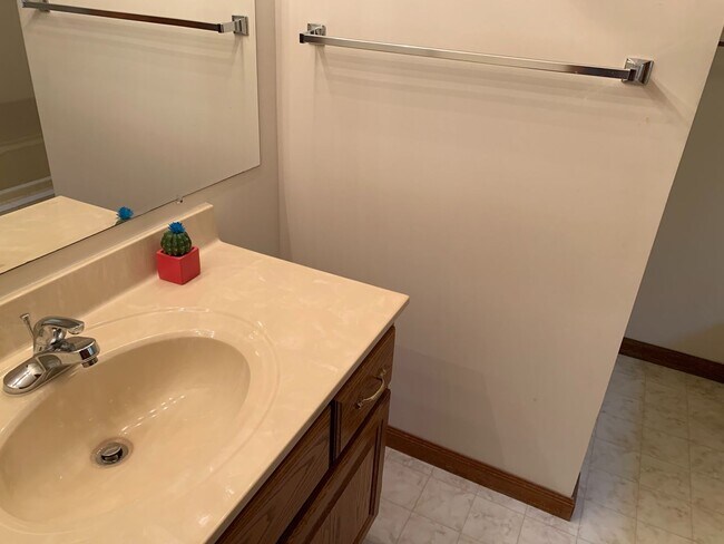 Building Photo - Spacious 3 Bedroom 2 Bath