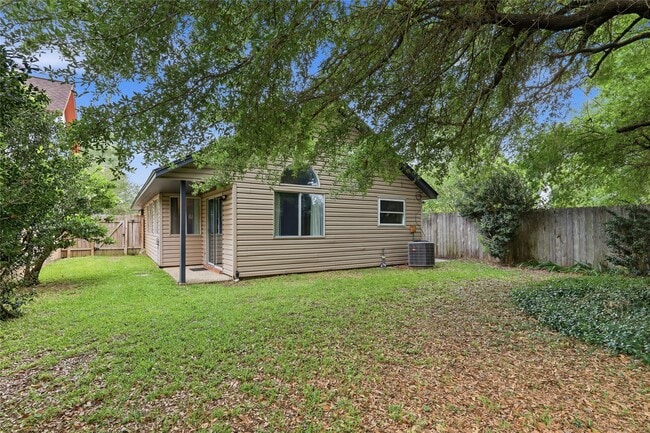 Building Photo - 955 Green Meadow St