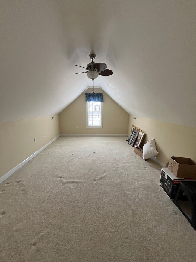 Building Photo - Discover this well-appointed 3-bedroom plus bonus room , 2-bath home in Carleton Place