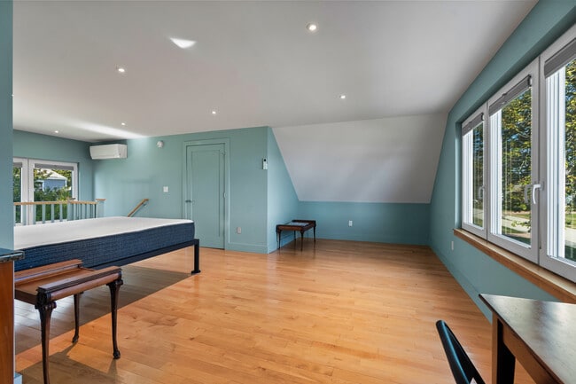 Building Photo - 1 Shoreline Dr