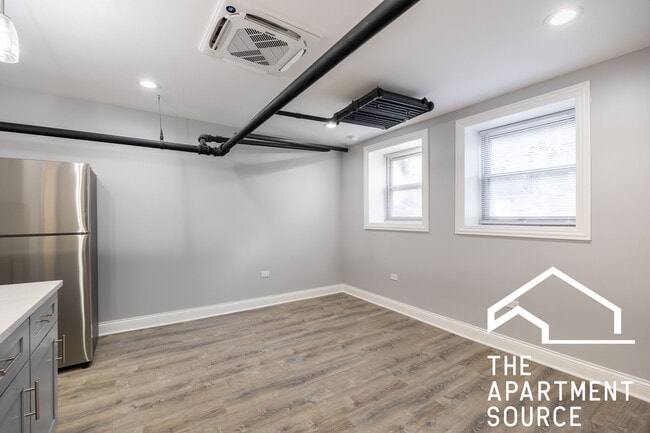 Building Photo - 1224 W Rosemont Ave