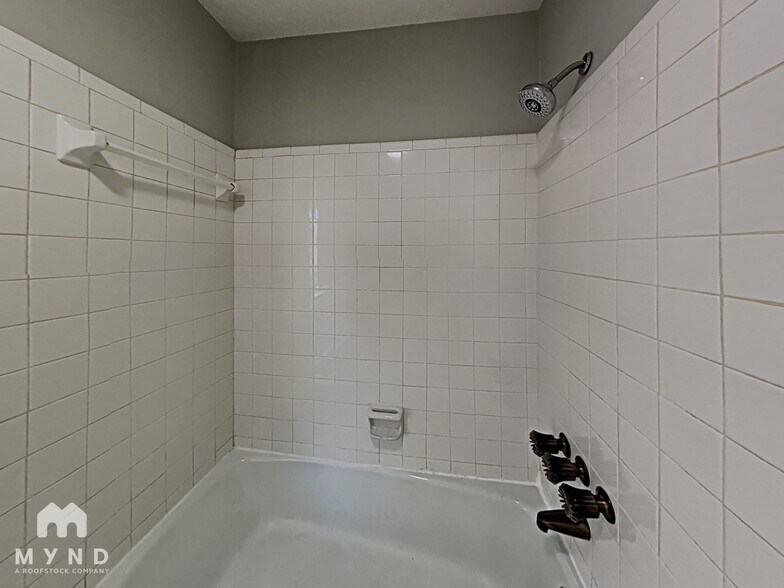 Building Photo - 1840 Westridge Dr