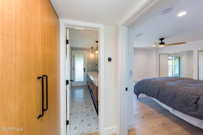 Building Photo - Must see this luxurious short-term, furnis...