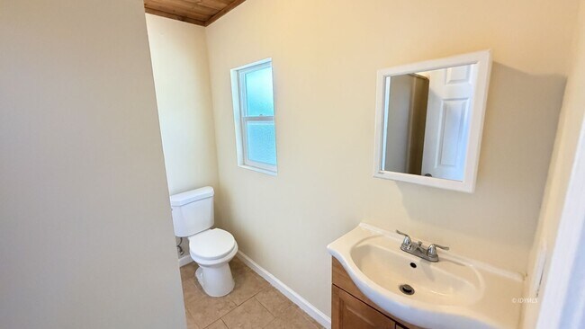 Building Photo - Loft Cabin in Pine Cove