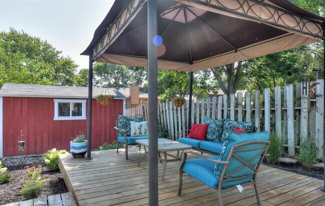 Building Photo - Spacious Tri-Level Home With Modern Upgrad...