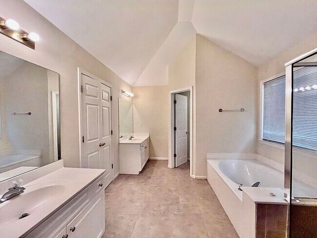 Building Photo - 3165 Maple Terrace Dr