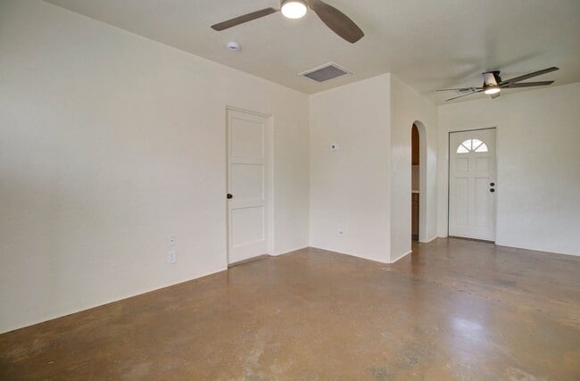 Building Photo - 1010 E Coronado Rd