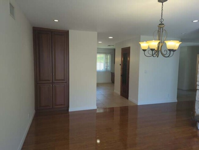 Building Photo - Gorgeous 3 bed 2.5 bath home with stunning Ocean Views and lots of natural light, in the highly s...