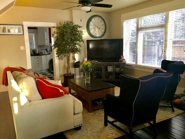 Building Photo - Charming Victorian Home Near the Universit...