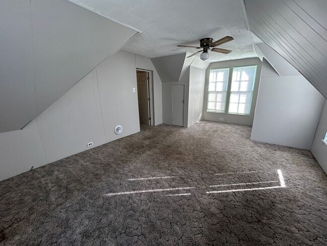 Building Photo - Nice-sized 3-bedroom 1-bath home with a la...