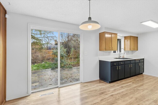 Building Photo - 2500 Alma Dr