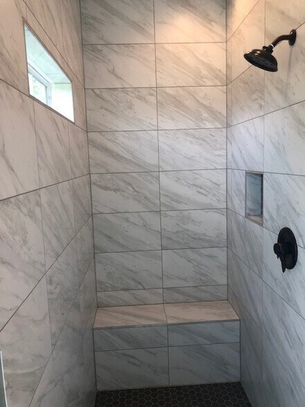 Master shower - 6361 A Ivy St