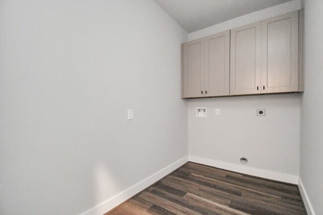 Building Photo - 3814 Lakewood Dr